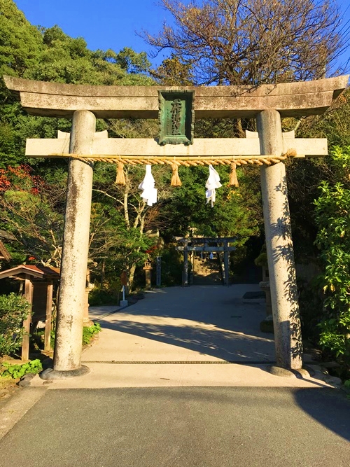 玉作湯神社 神聖な鳥居と参道の様子