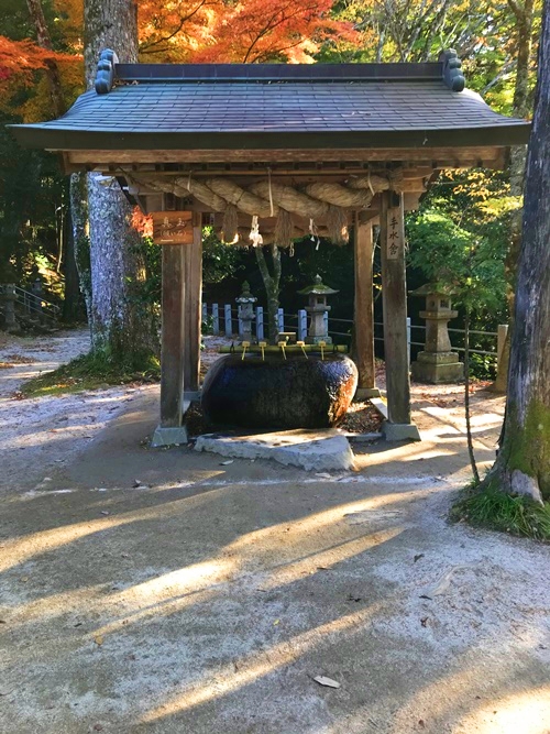 玉作湯神社 伝統的な手水舎と浄化の空間