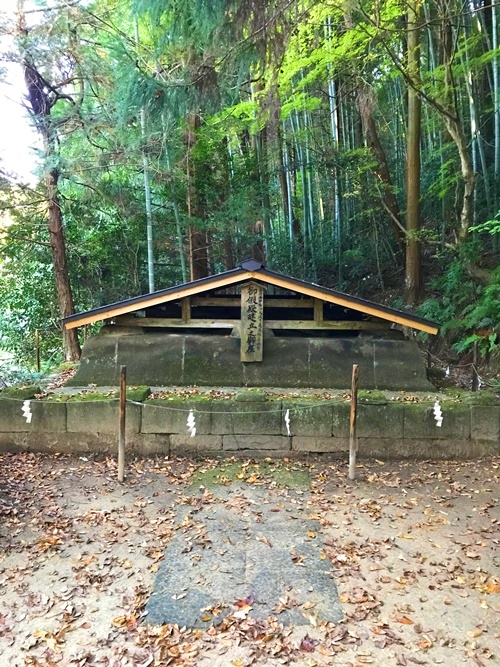 玉作湯神社 特徴的な仮殿の構造と神秘的な雰囲気