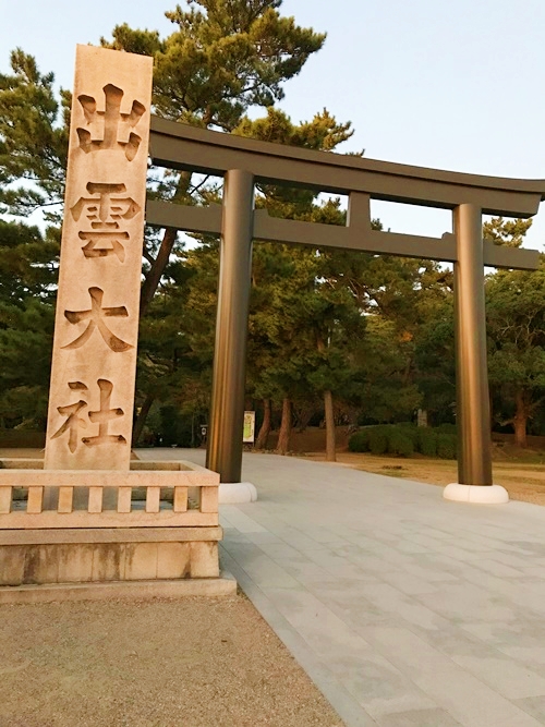 出雲大社の大鳥居｜夕暮れ時の神秘的な光景とパワースポットとしてのエネルギー