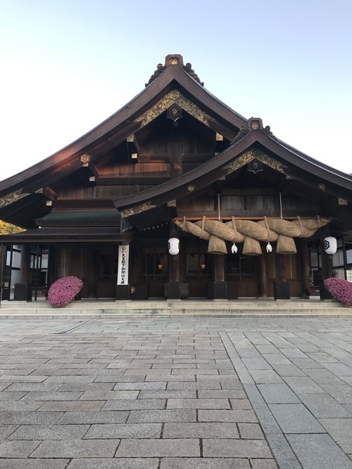 出雲大社拝殿｜縁結び祈祷が行われる神聖な場所の全景