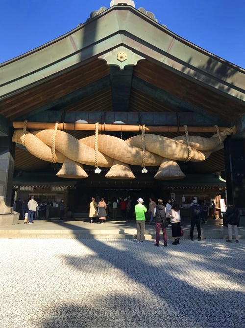 出雲大社・神楽殿｜日本最大級の大しめ縄が印象的な建築物