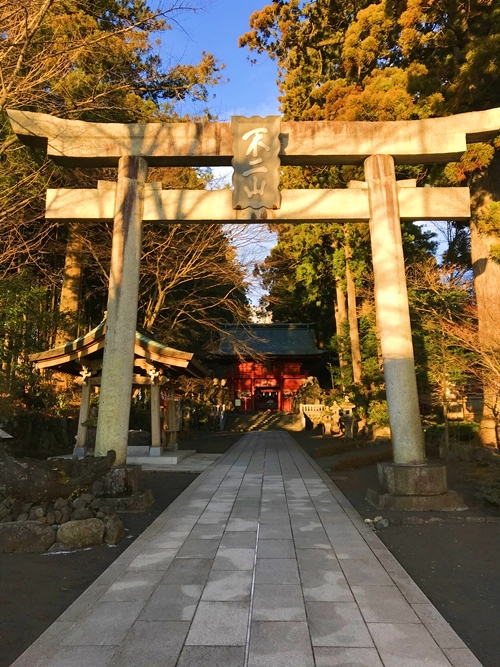 東口本宮冨士浅間神社の大鳥居と不二山の額