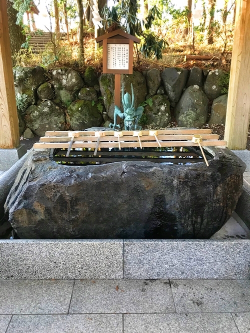 東口本宮冨士浅間神社の手水舎と手水鉢