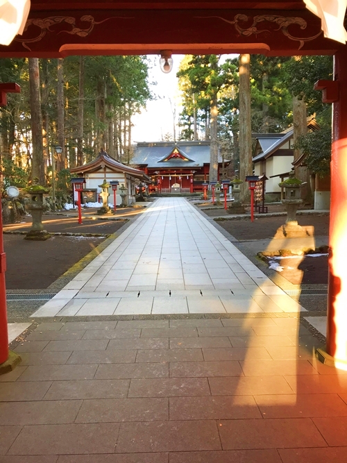 東口本宮冨士浅間神社の楼門下からの眺め