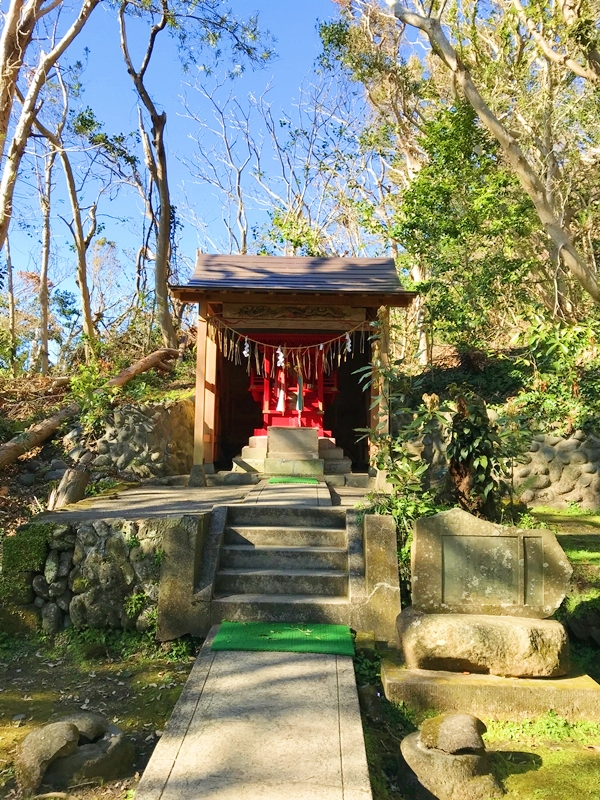 洲崎神社の浜鳥居から望む富士山と夕日