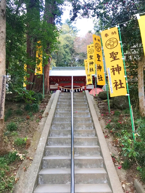 聖神社拝殿 - 金運パワースポットとして人気の社殿