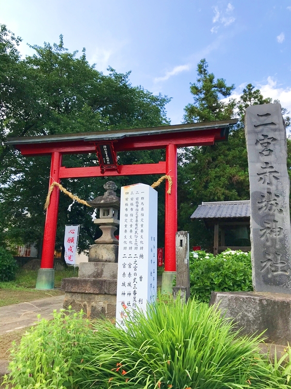 赤城神社［二宮］の鳥居。木々に囲まれた参道の入口