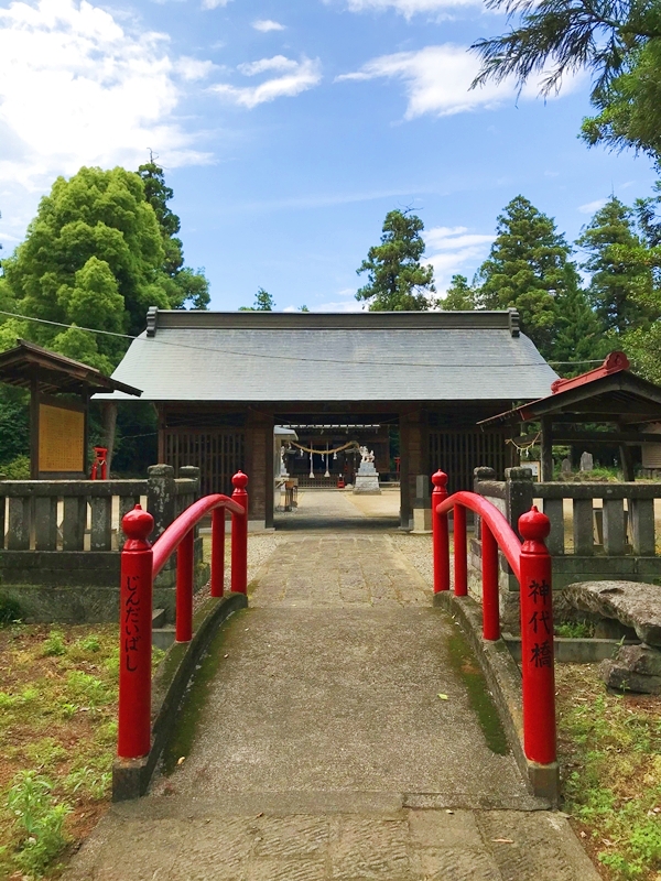 赤城神社［二宮］の朱塗りの神橋と神門。聖域への入口