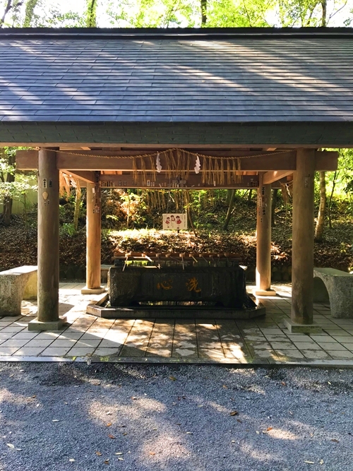 天岩戸神社の手水舎｜清めの儀式を行う場所｜神聖な水の流れ