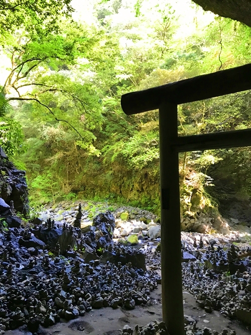 仰慕ヶ窟の積石｜無数の願いが込められた石｜八百万の神の神議の場