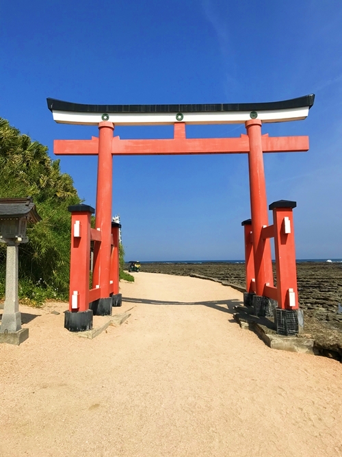 青島神社の鳥居｜朱色の権現造り｜太平洋に映える神聖な門