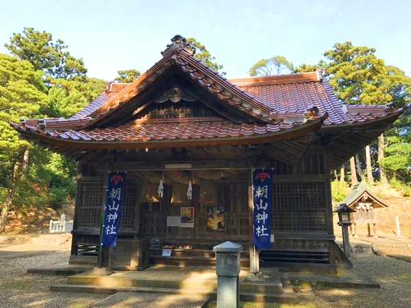 朝山神社 拝殿と大社造の本殿 御祭神は真玉著玉之邑日女命