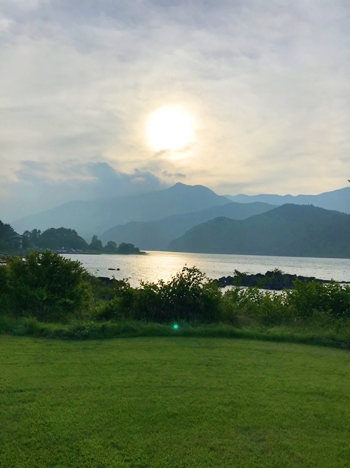 富士御室浅間神社から望む河口湖と富士山の絶景、パワースポットとしての荘厳な雰囲気