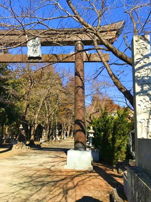 富士御室浅間神社の大鳥居と表参道、扁額「里宮社」が確認できる荘厳な景観