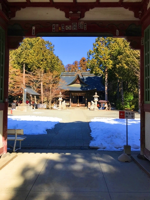 雪化粧した富士御室浅間神社の境内、静寂で神聖な冬の風景