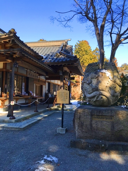 富士御室浅間神社の百福の龍宝珠、龍の彫刻と福の文字の詳細アップ