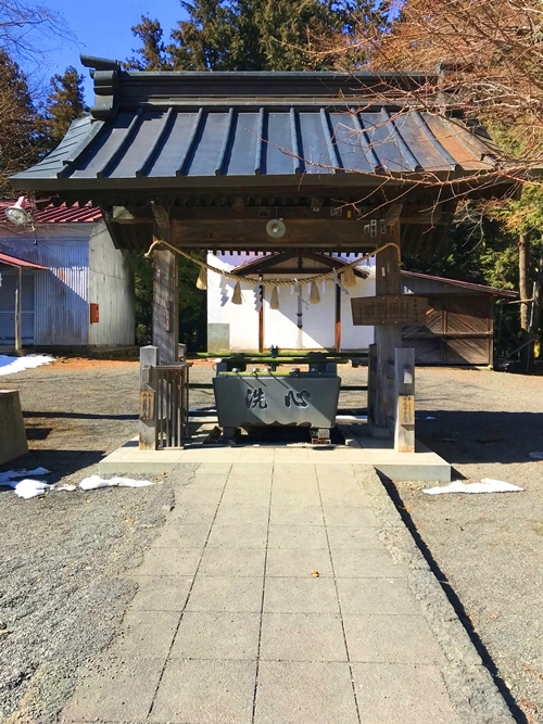 富士御室浅間神社の手水舎、水盤とひしゃくの伝統的な様式