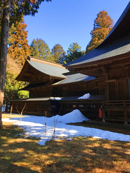 富士御室浅間神社の本殿、里宮の本殿とその荘厳な佇まい