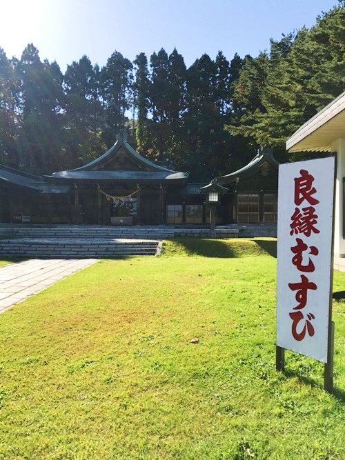 函館護国神社の参道｜緑豊かなパワースポット