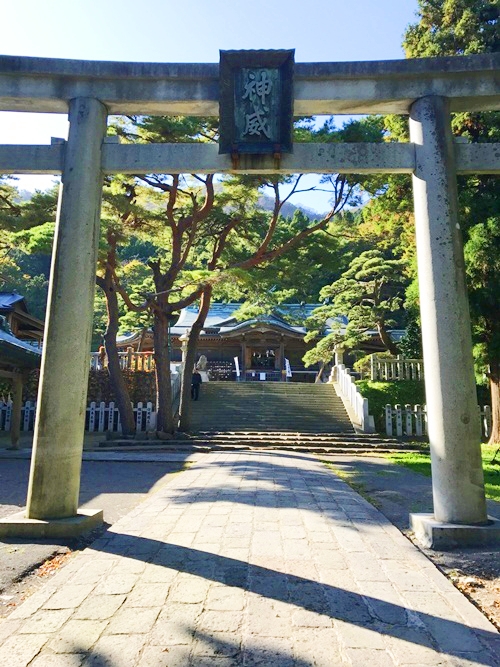 函館八幡宮の参道｜パワースポットとしてのエネルギーが感じられる石畳の道