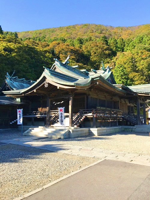 函館八幡宮の拝殿｜函館山を背景にした荘厳な建物とパワースポットのエネルギー