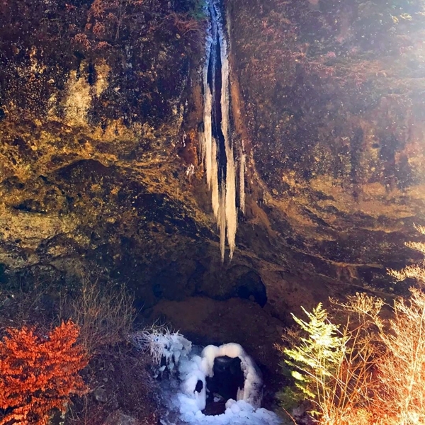 榛名神社 瓶子の滝 冬季には氷結し氷瀑となる神秘的な景観
