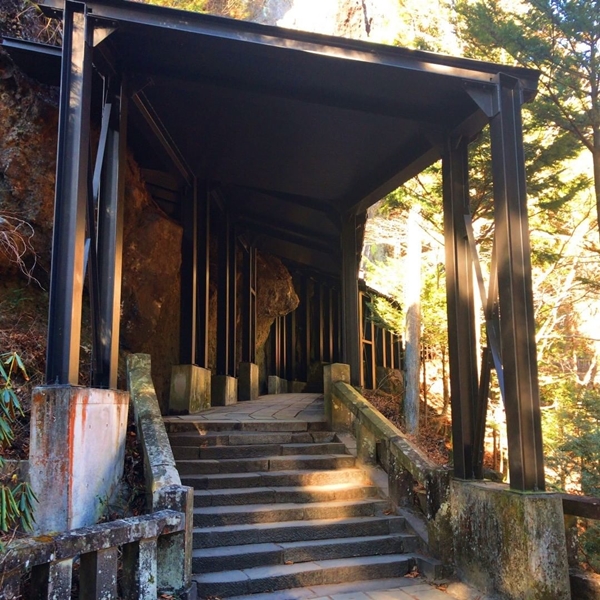 榛名神社 岩山に穿たれたトンネル 参道の一部がトンネル構造となっている