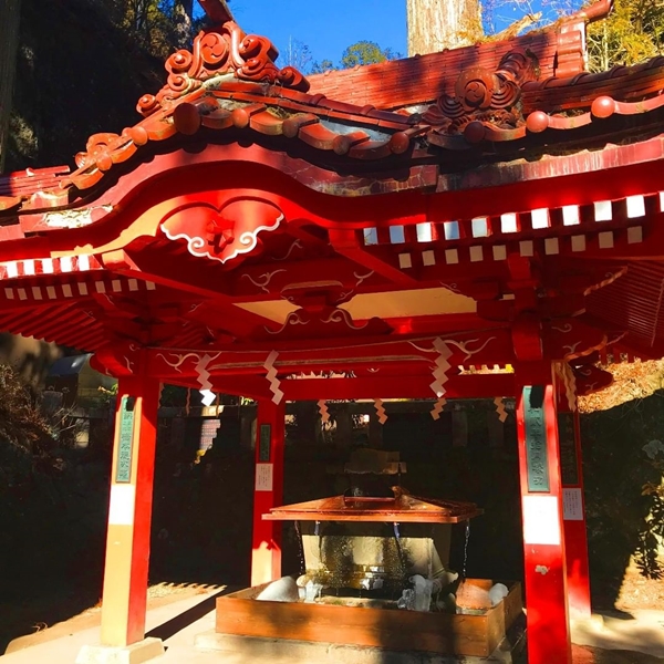 榛名神社 朱塗りの手水舎 参道の途中で参拝者の身を清める場所