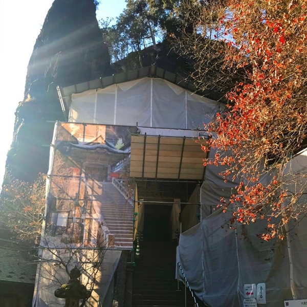 榛名神社 双龍門 総欅造りの重厚な門と背後にそびえる奇岩