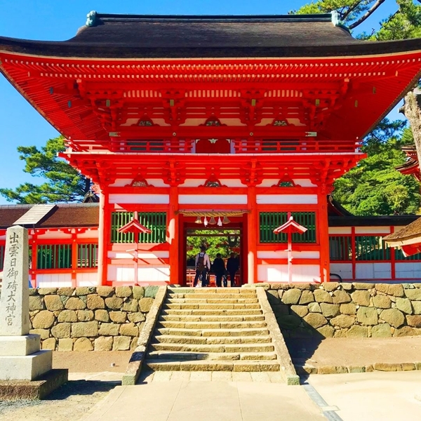日御碕神社の楼門｜国の重要文化財に指定された丹塗りの美しい門