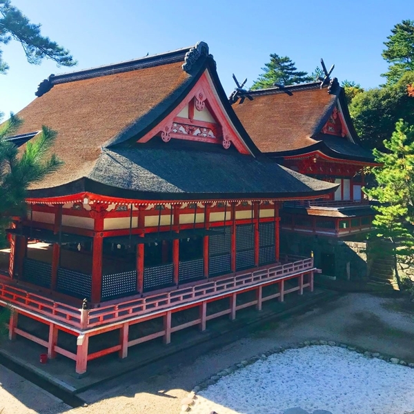 日沉宮の本殿｜権現造りの建築様式と丹塗りの美しい社殿