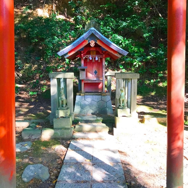 日御碕神社の境内社｜朱色の鳥居が連なる神秘的な稲荷社