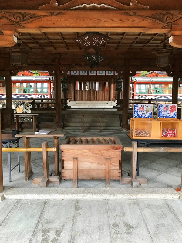 宝来山神社 拝殿 重要文化財の檜皮葺建築 正面から見た荘厳な姿