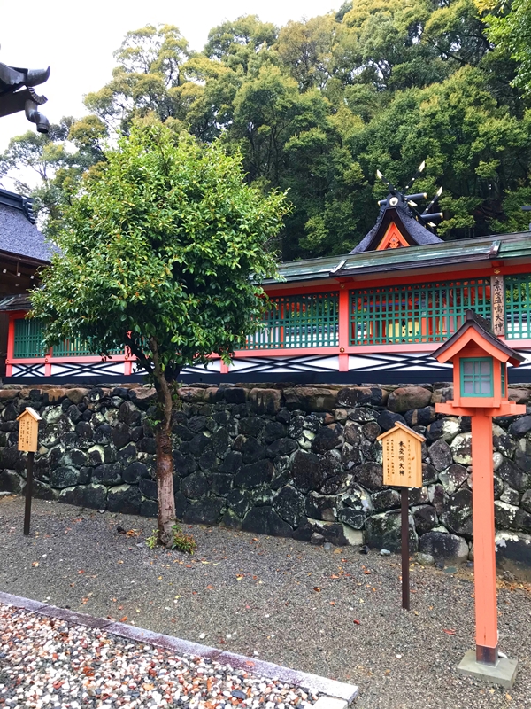 宝来山神社 東殿と西殿 県指定文化財の末社 縁結びと商売繁盛の神様