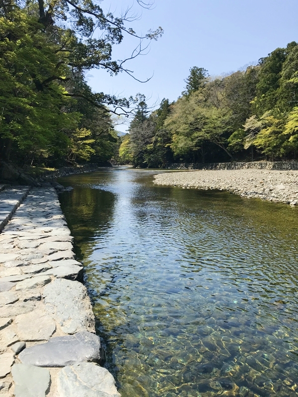 伊勢神宮内宮の宇治橋鳥居と五十鈴川の清流