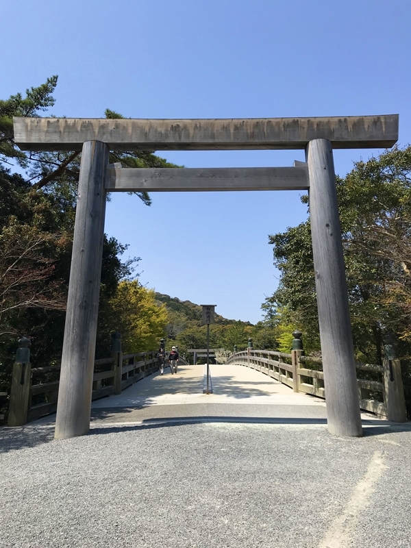 伊勢神宮内宮の御手洗場（みたらしば）五十鈴川で禊を行う神聖な場所