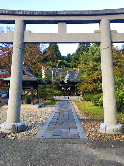 秋田県秋田市のパワースポット彌高神社の全景と境内の様子