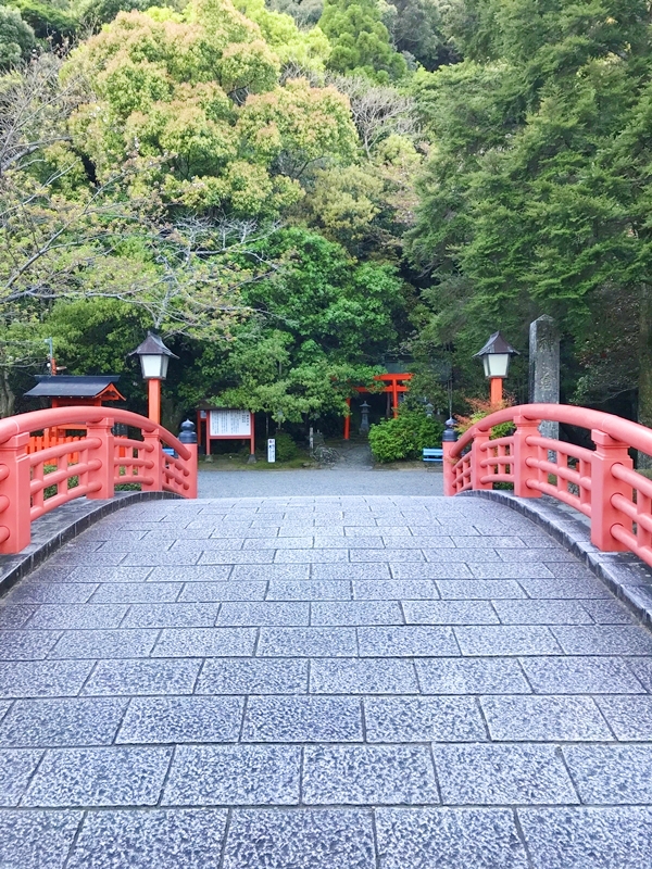 神倉神社の入口に架かる朱色の太鼓橋
