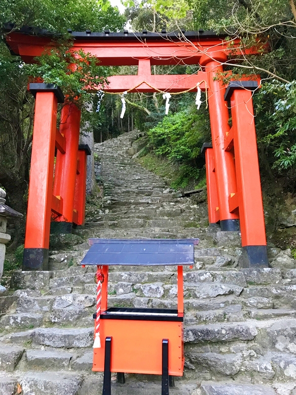 神倉神社の石段入口に立つ朱色の鳥居