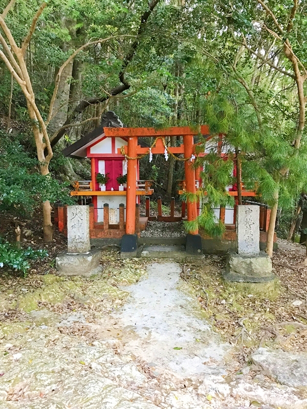 石段途中の踊り場にある火神社と中ノ地蔵堂