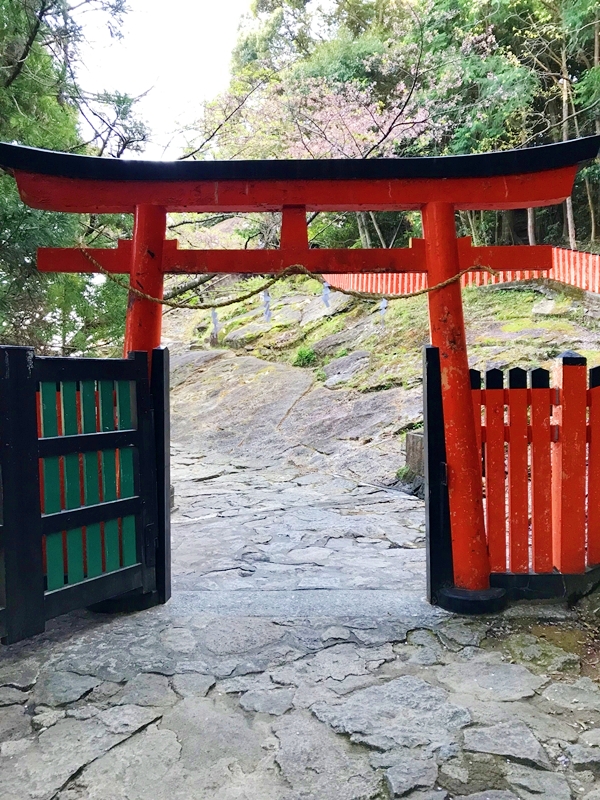 神倉神社山上の拝殿前に建つ朱色の鳥居と玉垣