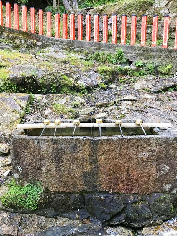 水野重良寄進の巨大な手水鉢 新宮市指定文化財