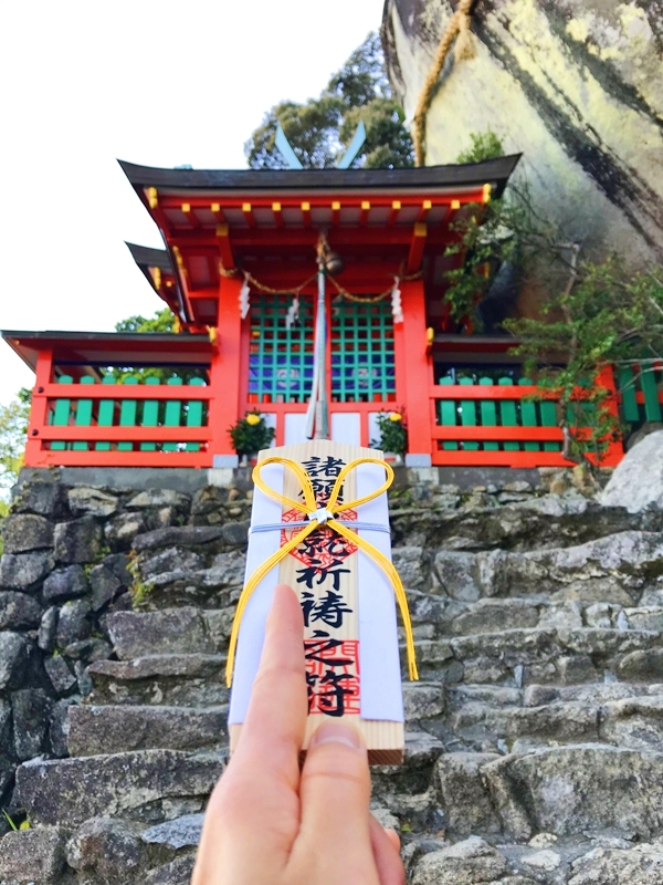 神倉神社の拝殿前で行う縁結び祈願祈祷の様子