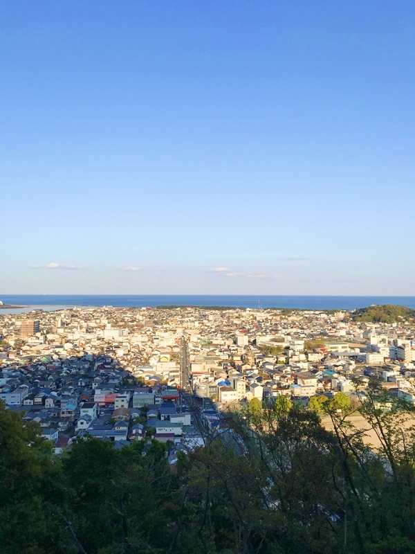 神倉神社拝殿から望む新宮市街と太平洋の眺望