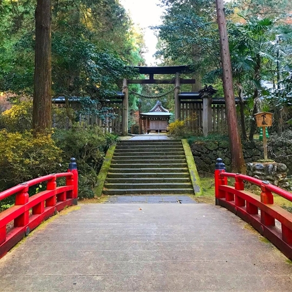金鑚神社 義家橋 源頼義と義家が架けたと伝わる朱塗りの太鼓橋