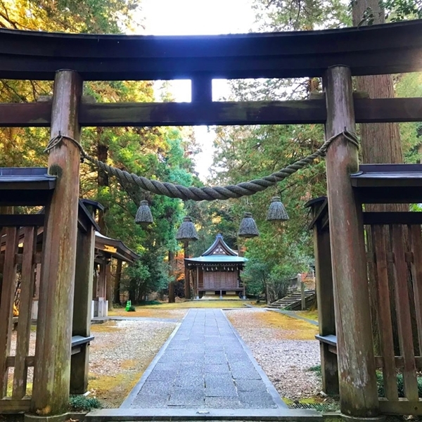 金鑚神社 境内の景観 神体山である御室ヶ嶽を背景にした参道