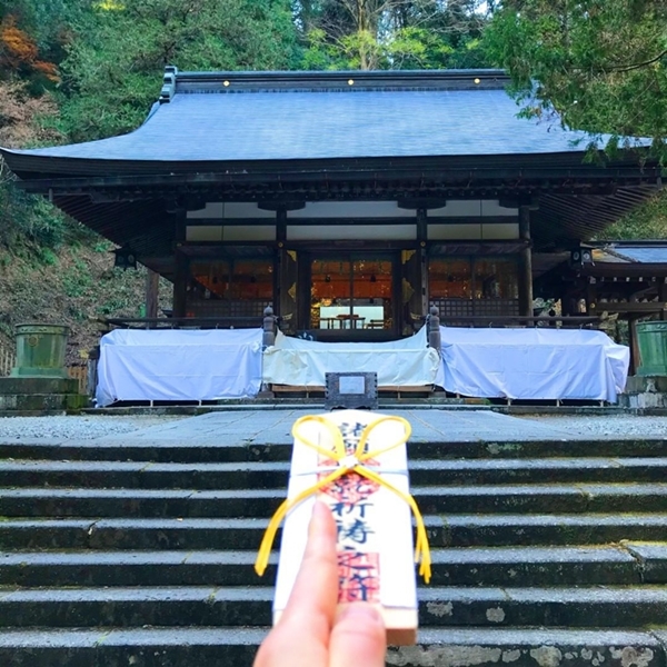 金鑚神社 拝殿 神体山である御室ヶ嶽を背に建つ荘厳な社殿