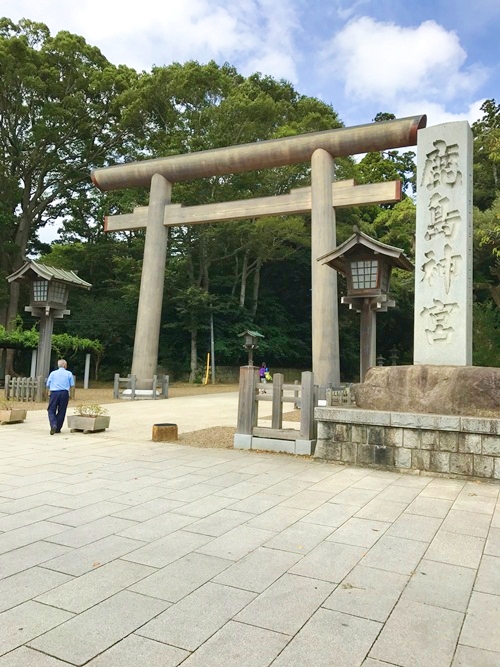 鹿島神宮の大鳥居 - 神聖なパワースポットへの入口