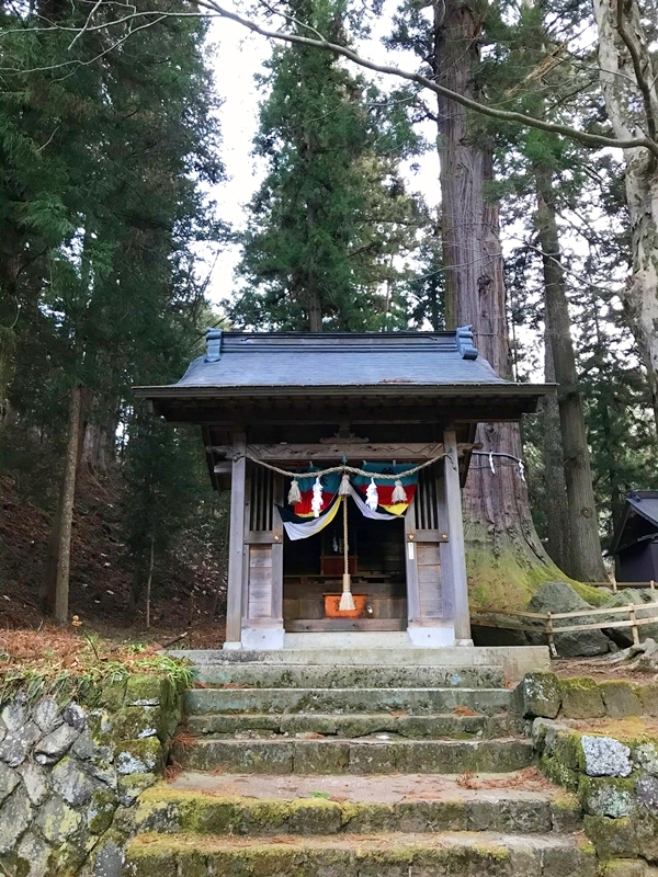 拝殿脇に鎮座する摂末社と古代祭祀の石閣 美麗石